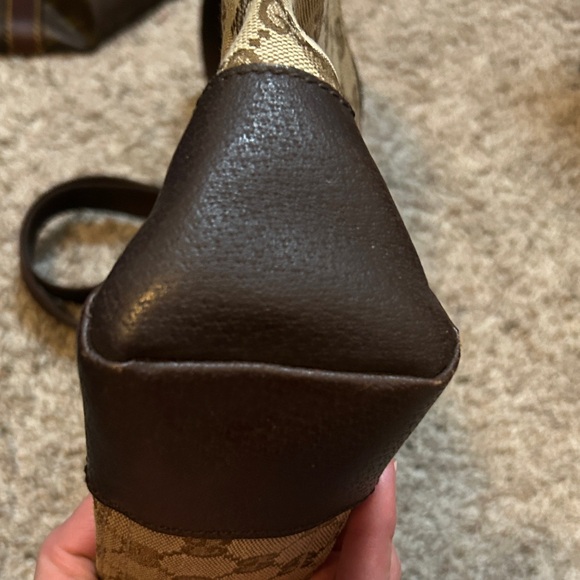 255. Gucci Signature Brown and Tan Messenger Bag - Picture 5 of 11